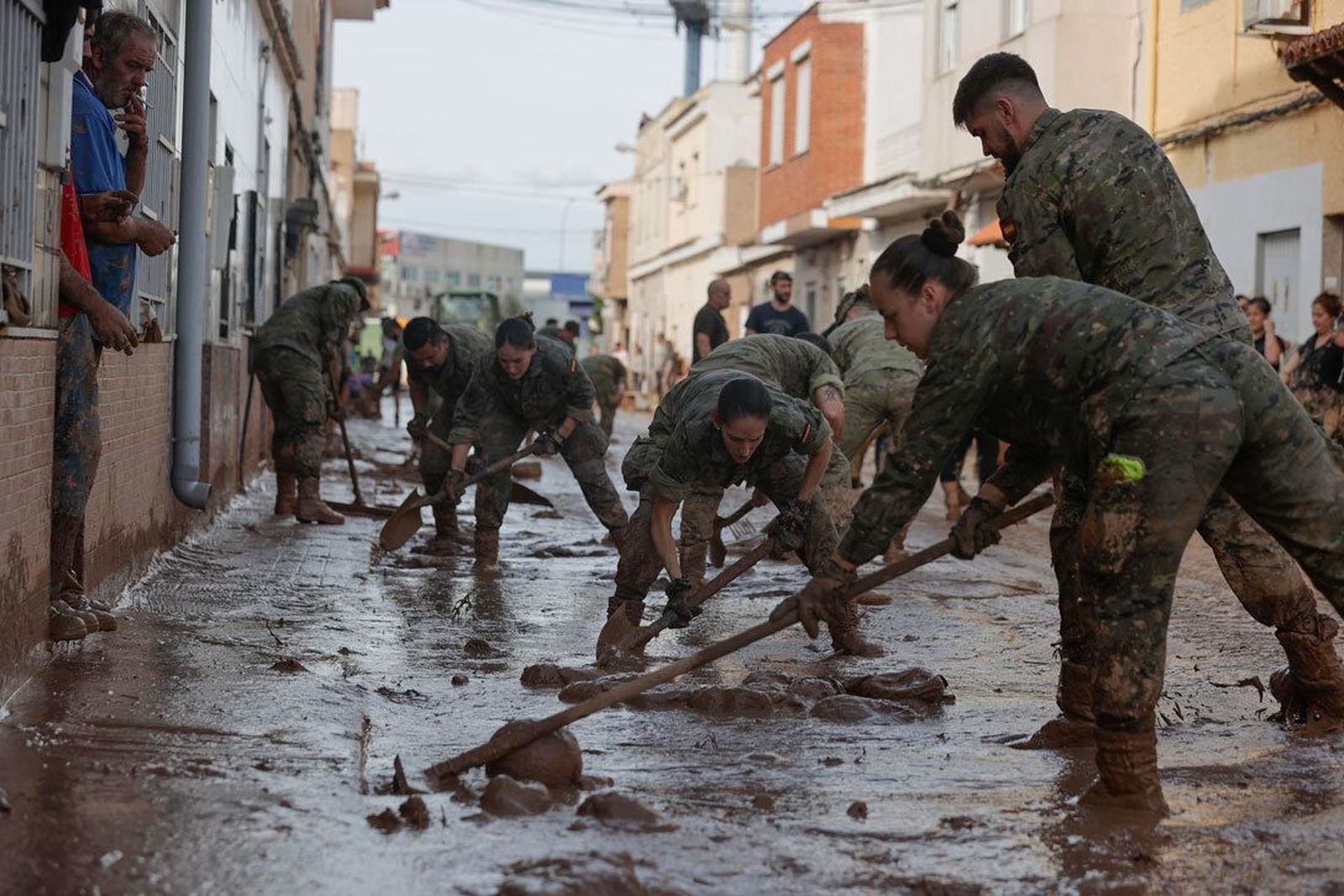Un contingente de la Legión viaja de Viator (Almería) a Valencia para colaborar en los rescates