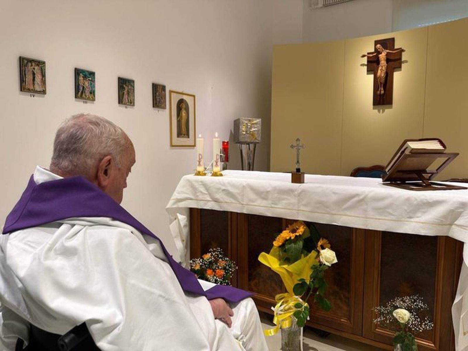 El Papa Francisco reza en la capilla del Hospital Gemelli