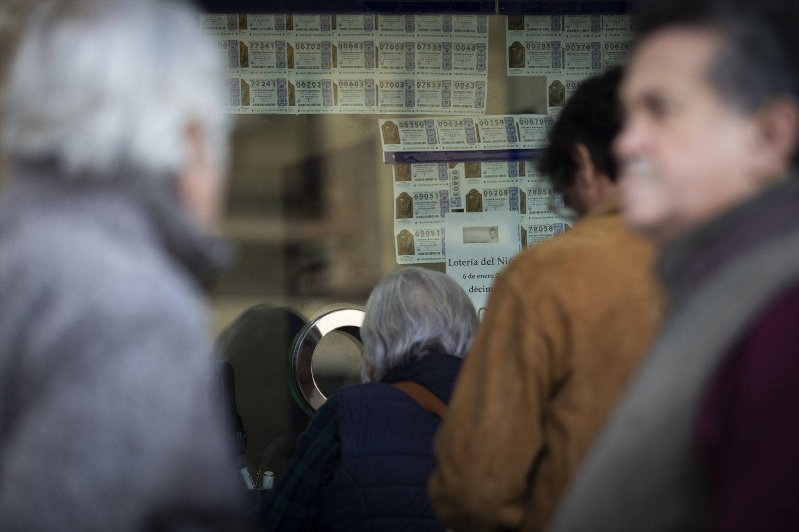 Personas hacen cola para adquirir un décimo del Sorteo del Niño