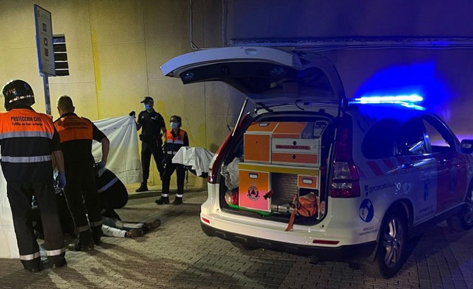 Efectivos de protección civil de Velilla de San Antonio atienden a un hombre apuñalado
