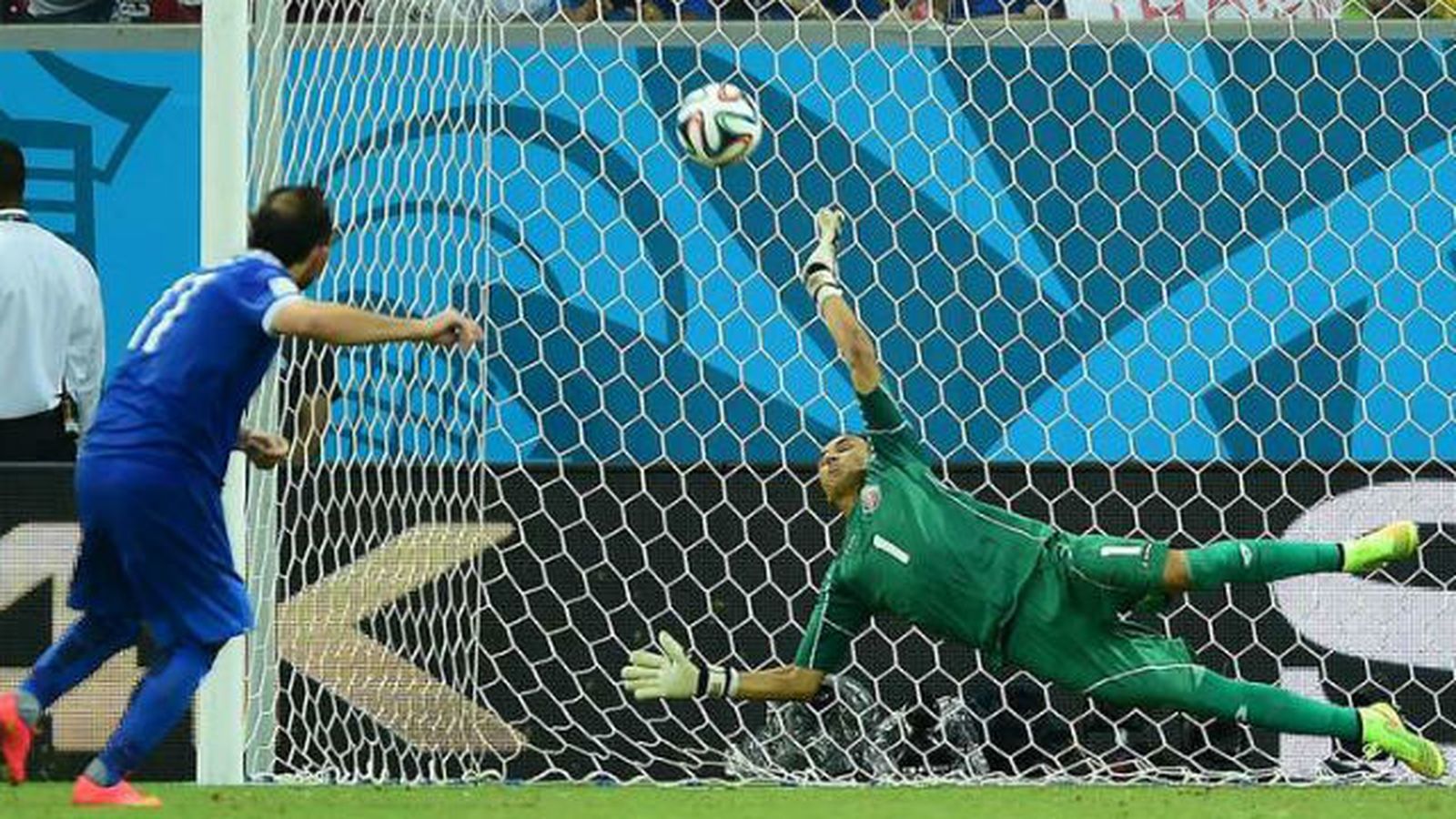 1-1 (5-3). Keylor Navas conduce a Costa Rica a los octavos ante Holanda