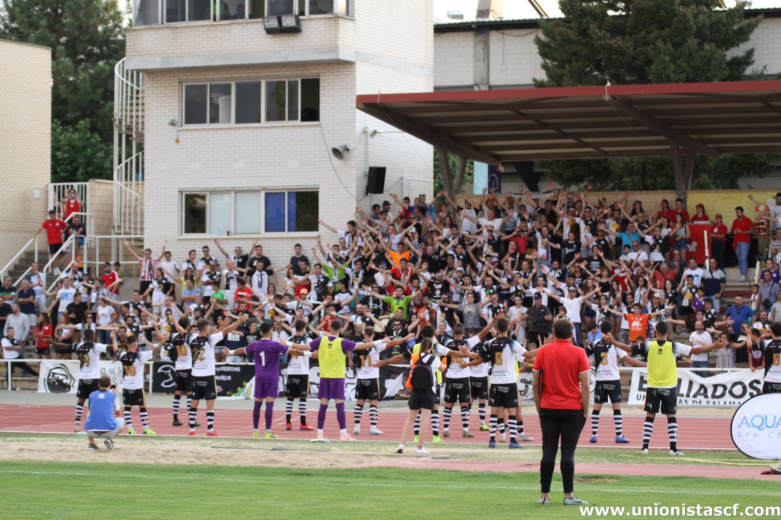 Jugadores del Unionistas celebran una victoria en liga con su afición