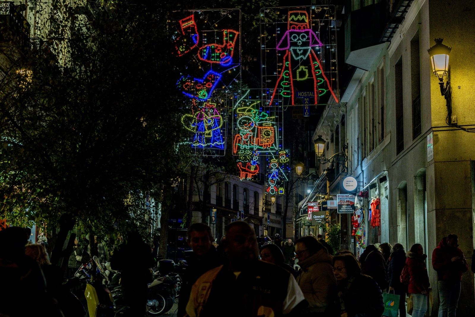 Una de las calles de Madrid iluminada