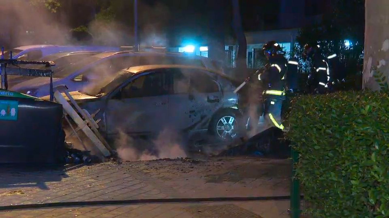 Arden dos contenedores y un vehículo esta noche en Vallecas