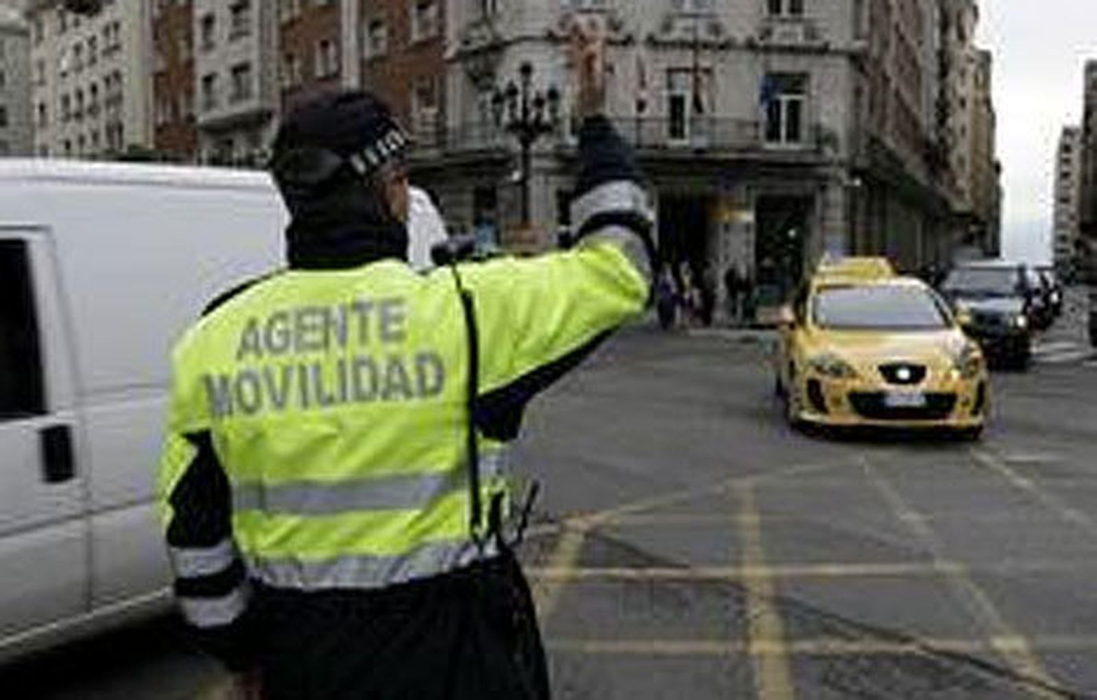 Agente de movilidad regulando el tráfico