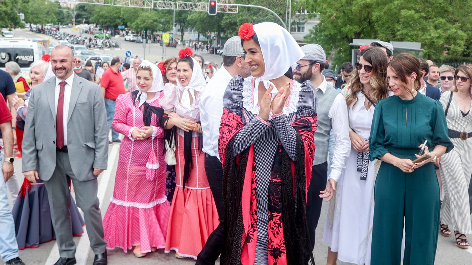 La vicealcaldesa de Madrid, Begoña Villacía, llega vestida de chulapa y con clavel, a la popular misa de campaña en la explanada de las inmediaciones de la Ermita de San Isidro,