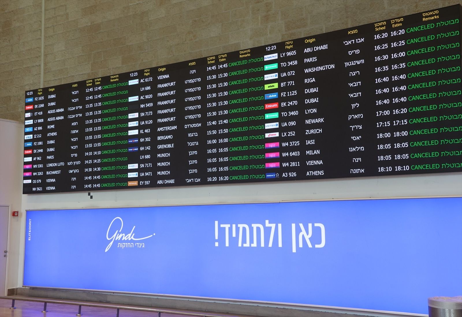 Panel con vuelos cancelados tras el cierre del espacio aéreo israelí