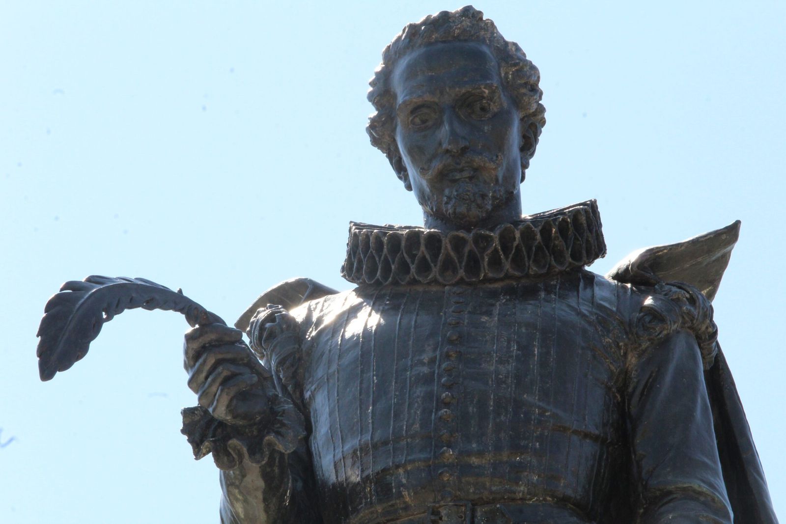 Estatua de Miguel de Cervantes en Alcalá de Henares