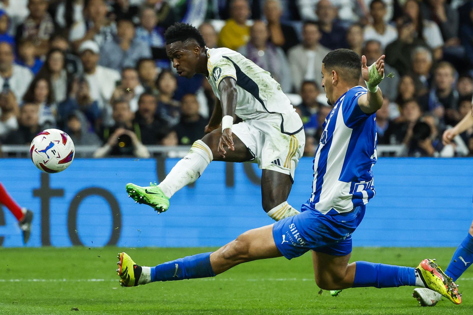 Vinicius Junior chuta para marcar un gol ante el Alavés