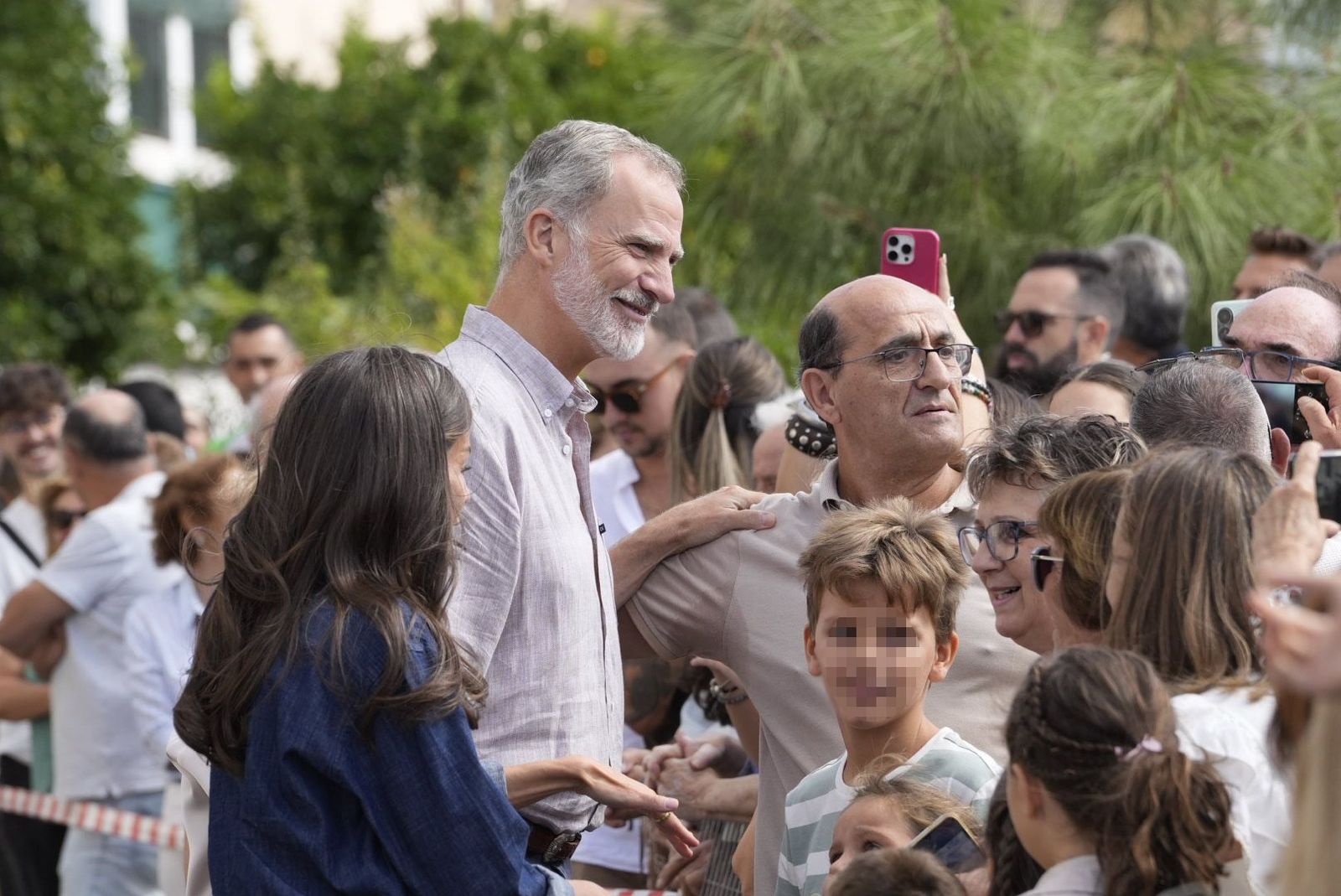 Los Reyes llegan a Extremadura continuando con su viaje de apoyo a los afectados por los incendios