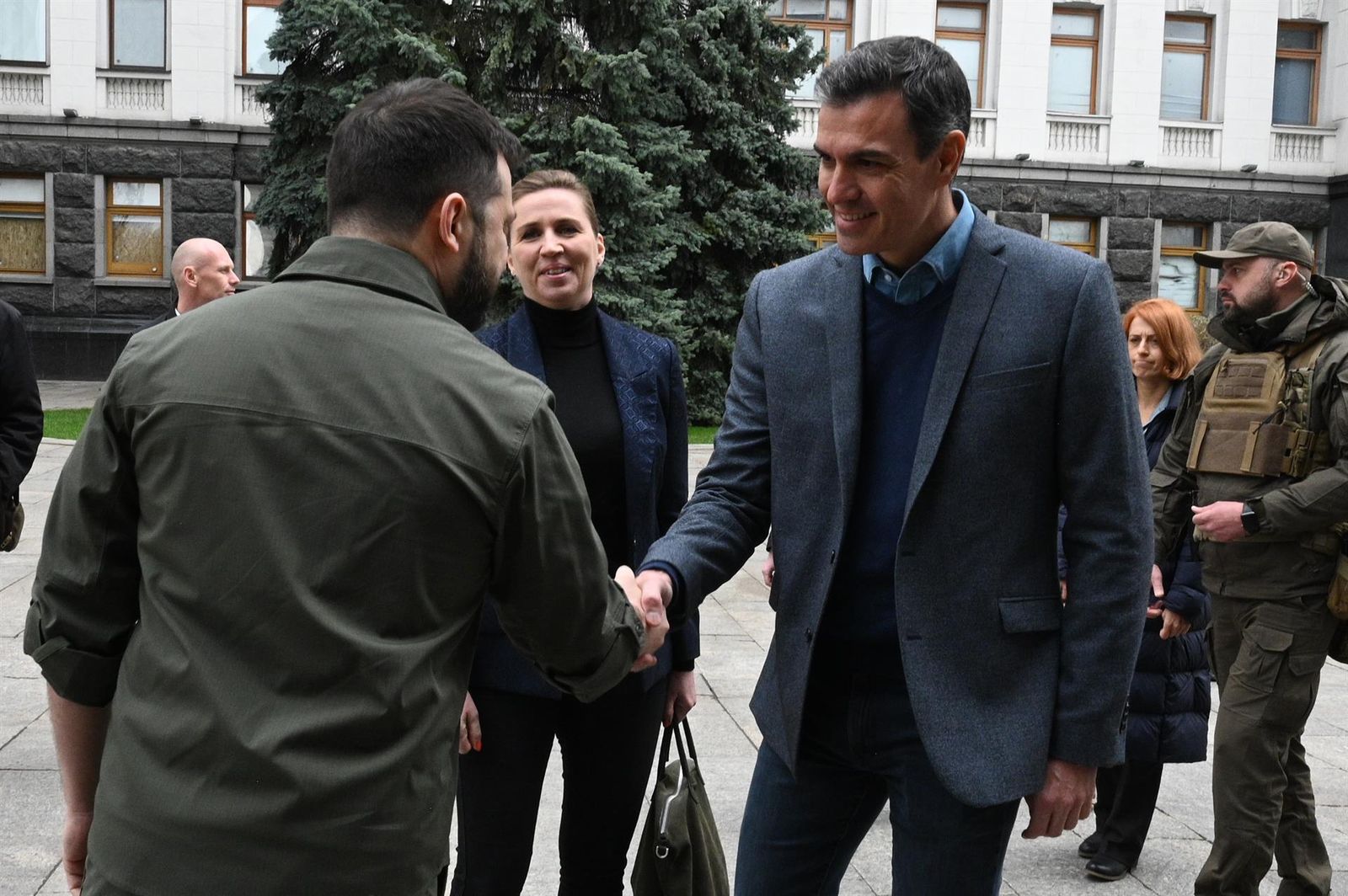 Volódimir Zelenski saluda a Pedro Sánchez