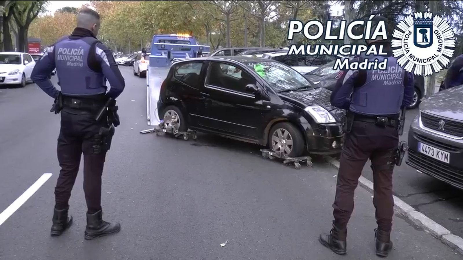 Agentes de la Policía Municipal retiran el vehículo implicado en el atropello