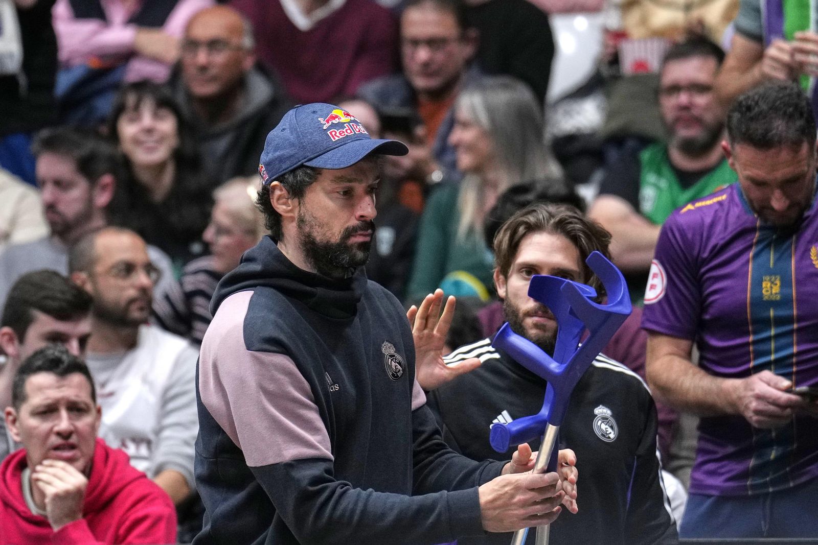 Sergio Llull, lesionado, sostiene unas muletas durante la primera semifinal de la Copa del Rey entre el Real Madrid y el Unicaja de Málaga