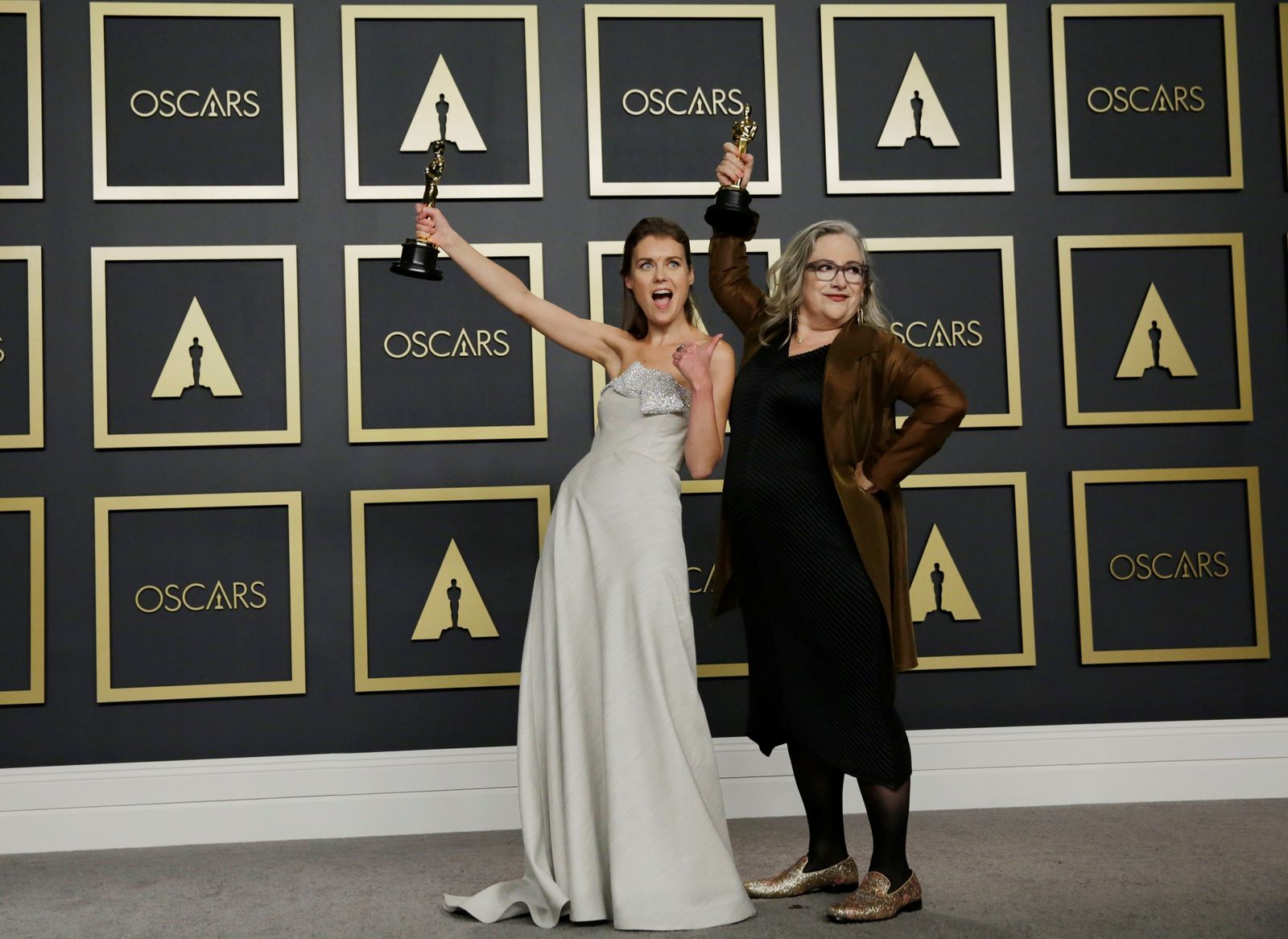 Carol Dysinger (d) y Elena Andreicheva (i) con sus premios Oscar al Mejor Corto Documental