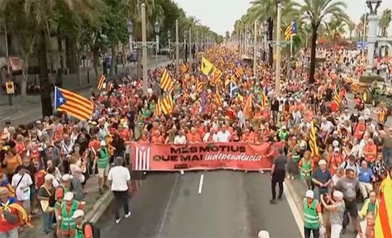 Unos 41.500 independentistas se manifiestan en la Diada en Barcelona, Girona y Tortosa