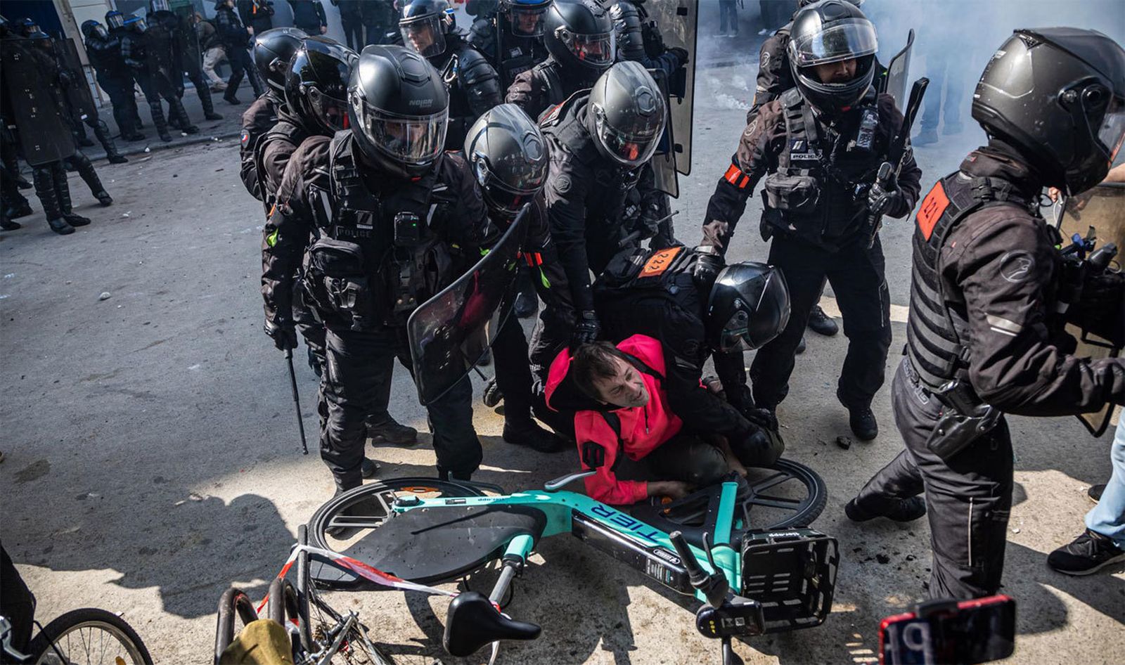 Enfrentamientos entre manifestantes y antidisturbios  en las calles de París