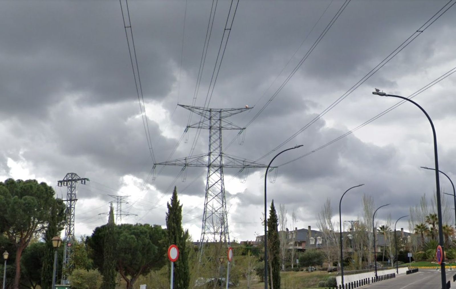 Cables de alta tensión sobre una zona residencial de Arroyomolinos