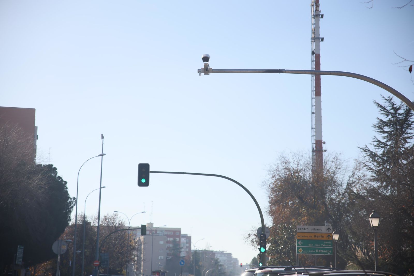Cámara de tráfico próxima a un paso regulado por semáforo en Alcorcón