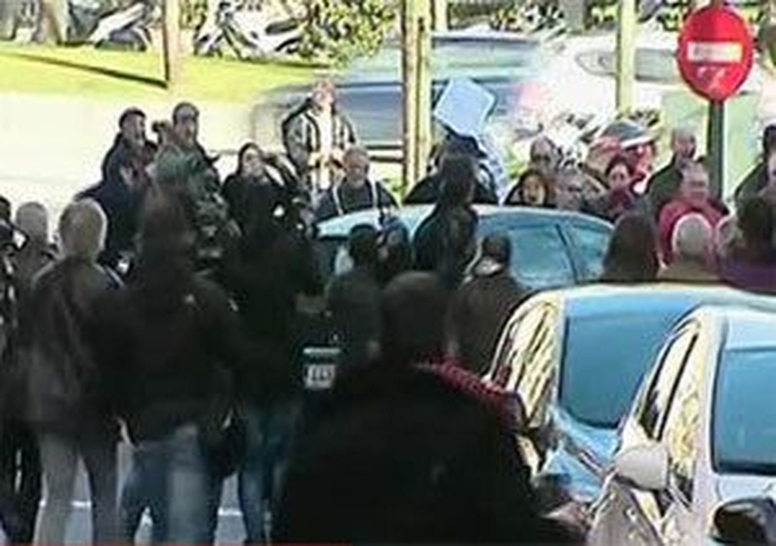Decenas de preferentistas aporrean el  coche de Blesa a su salida de la Audiencia