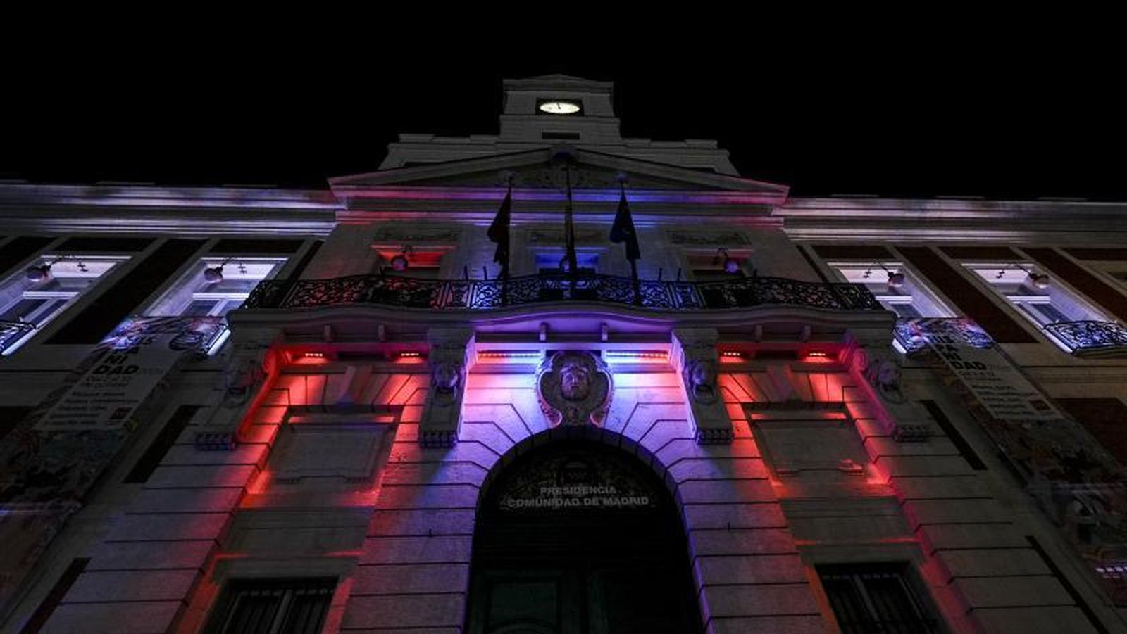 La bandera de Ceuta ilumina la Puerta del Sol