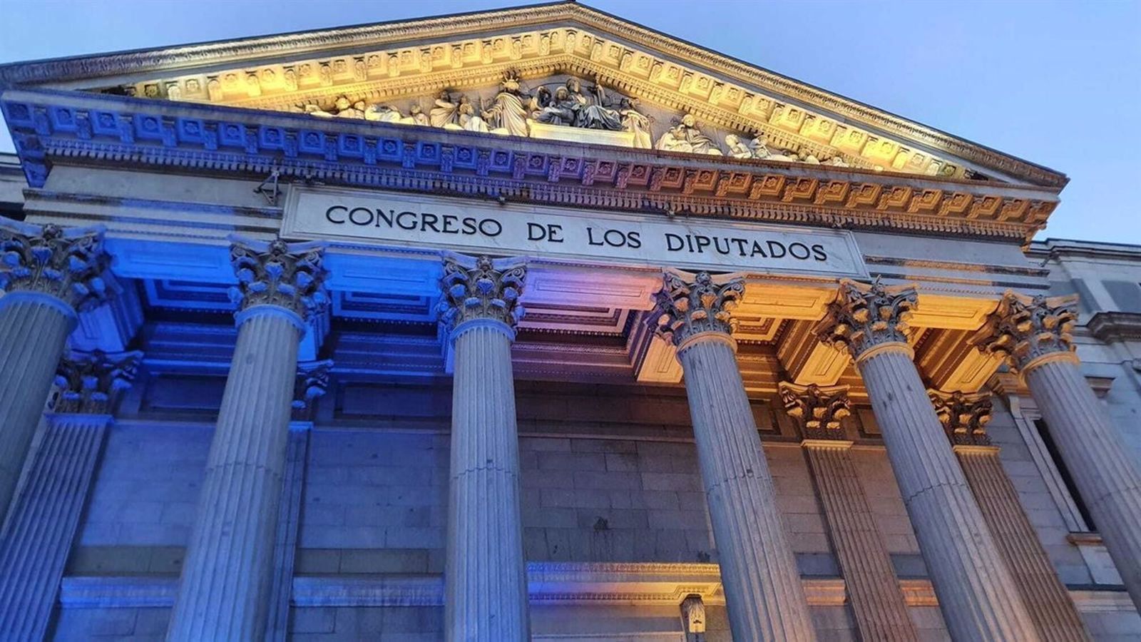 El Congreso de los Diputados iluminado con la bandera ucraniana