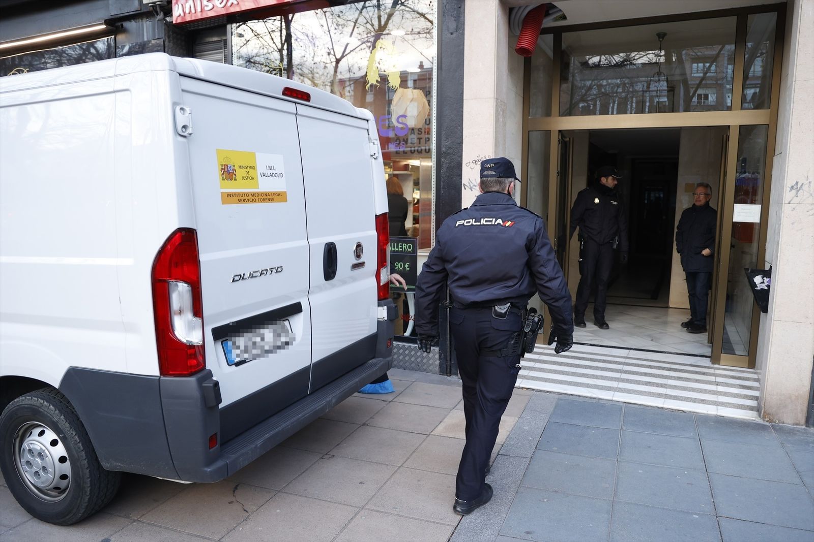 Portal del bloque de viviendas del doble asesinato machista de Valladolid