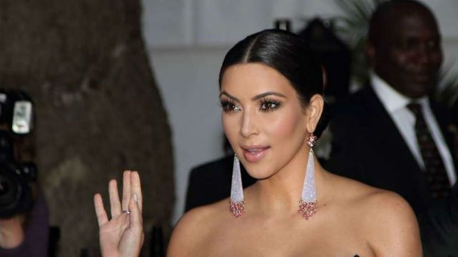 Kardashian se encuentra ilesa tras sufrir un robo en París cifrado en 16 millones