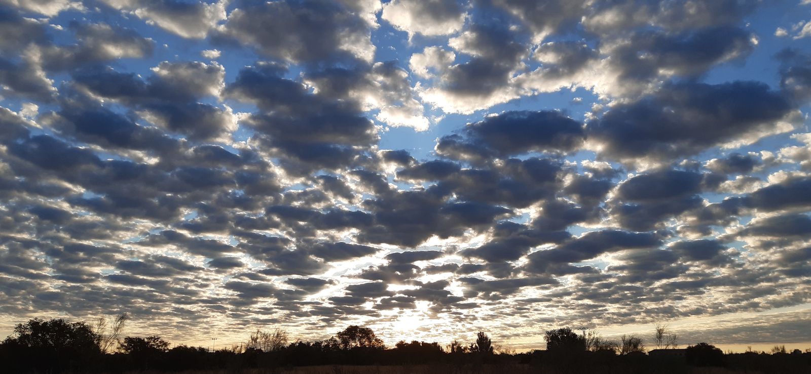 Amanecer con cielo nuboso en Madrid