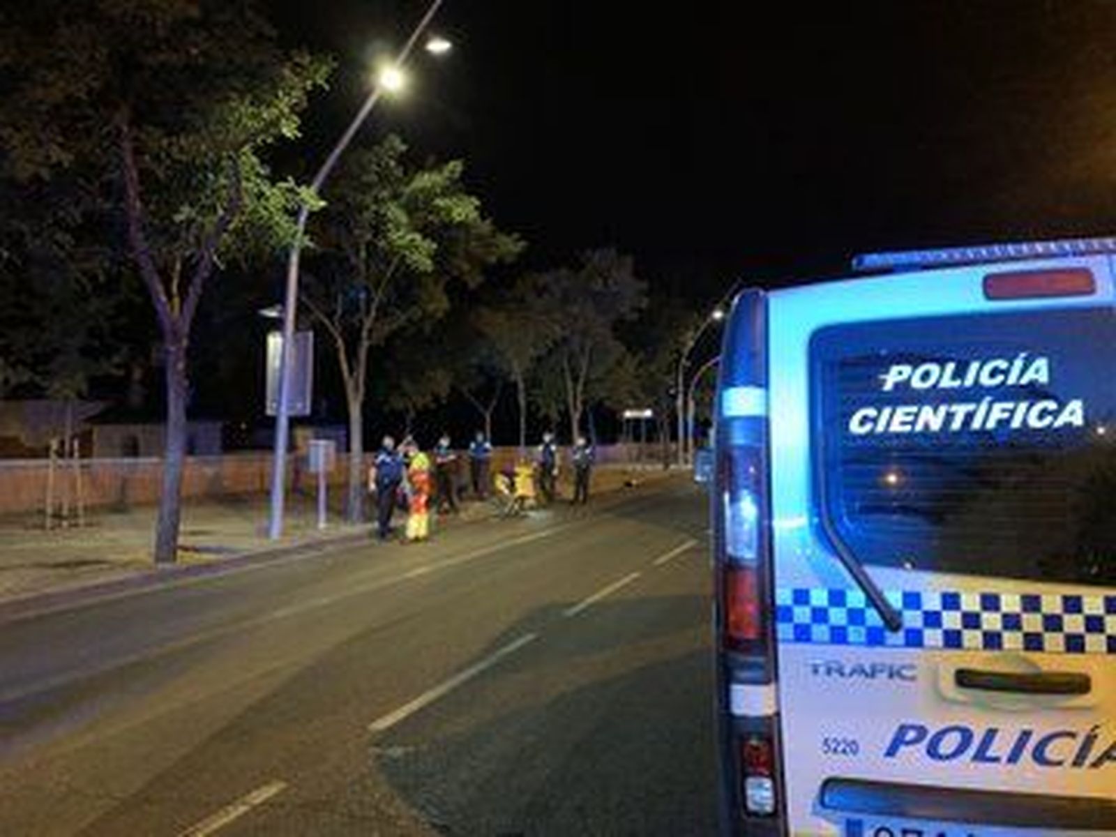 Fallece un motorista de 25 años tras chocar con un semáforo en el paseo de Virgen del Puerto