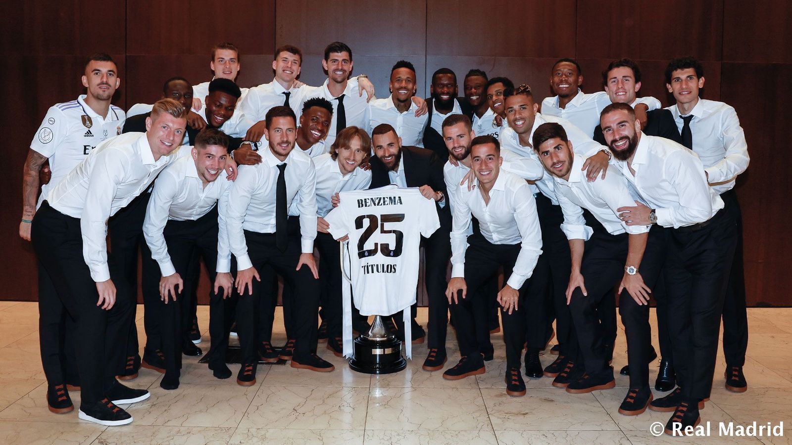 Benzema arropado por sus compañeros