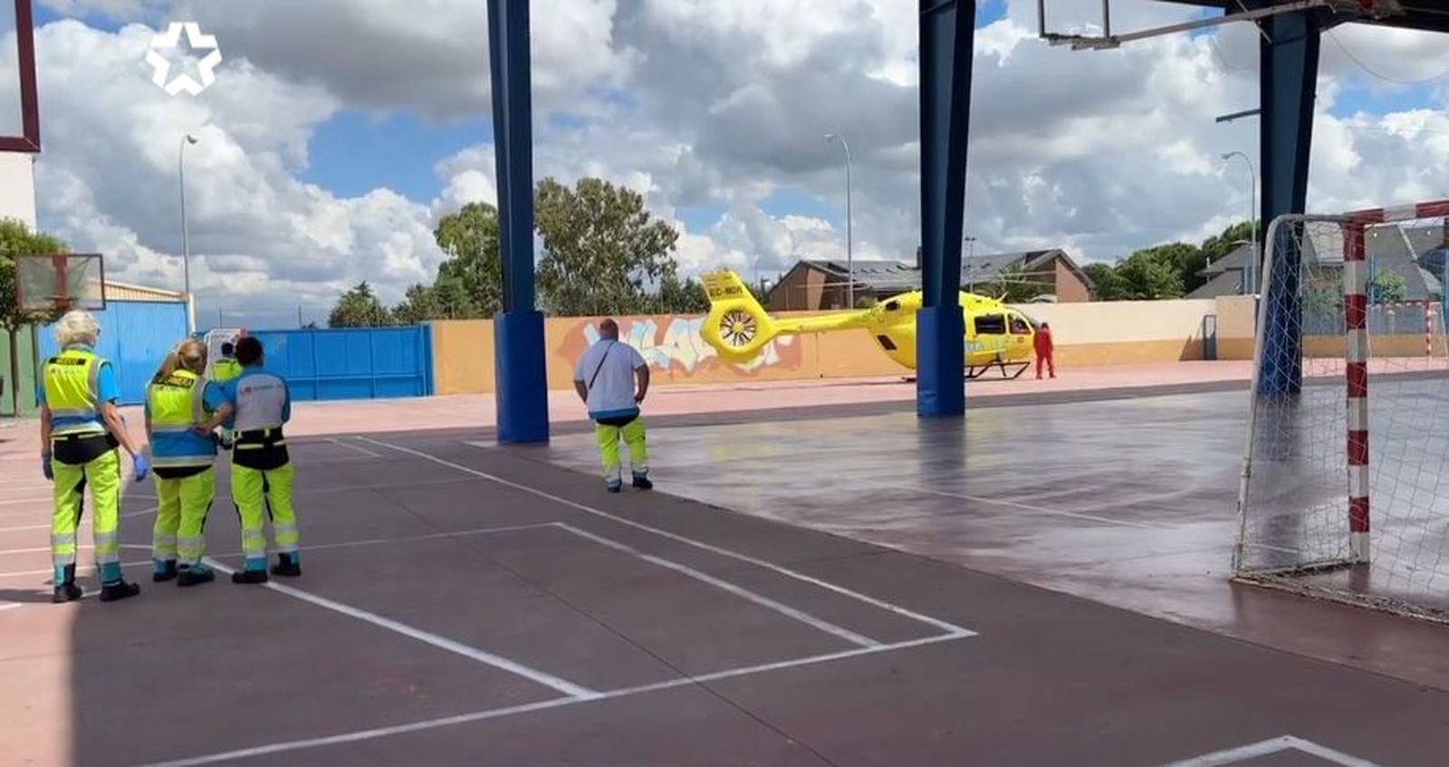 Efectivos del SUMMA112 en el colegio Villalkor, en Alcorcón