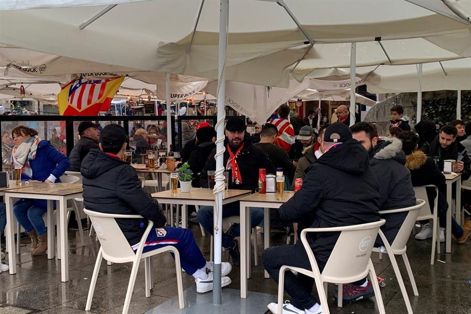 Aficionados del Atlético de Madrid en Oporto
