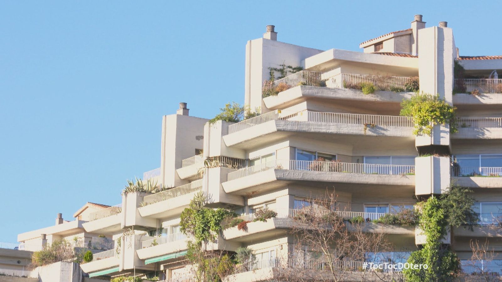 Así conocemos este edificio por fuera... Con sus amplias terrazas y plantas colgando. Está en plena Glorieta de San Bernardo. Pero... ¿Cómo serán por dentro?