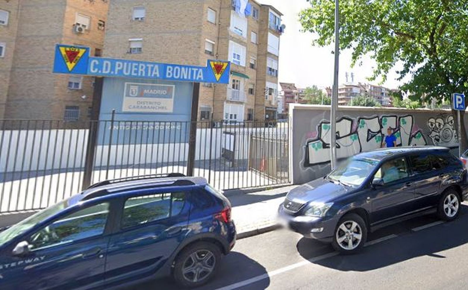 Entrada al campo de fútbol en la Vía Carpetana