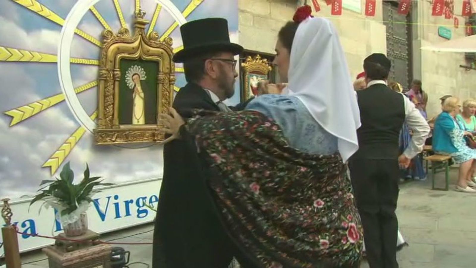 El distrito Centro se llena de banderillas para celebrar las fiestas de La Paloma