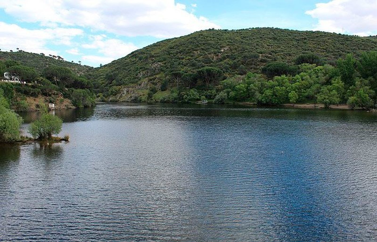 EMBALSE DE PICADAS. DÓNDE:  Carretera M-501, 28696, Pelayos de la Presa. Carretera de Extremadura (N-V) hasta Navalcarnero, luego por la M-507 hasta Aldea del Fresno y, tres kilómetros más adelante,  por el desvío señalizado a mano derecha hacia El Rincón de los Canchos. TARIFAS: Gratis. CARACTERÍSTICAS: Es una zona sin vigilancia. En una de las orillas (la más cercana a Pelayos de la Presa) está el área de ‘La Depuradora’ donde se pueden encontrar mesas para comer y fuentes de agua.