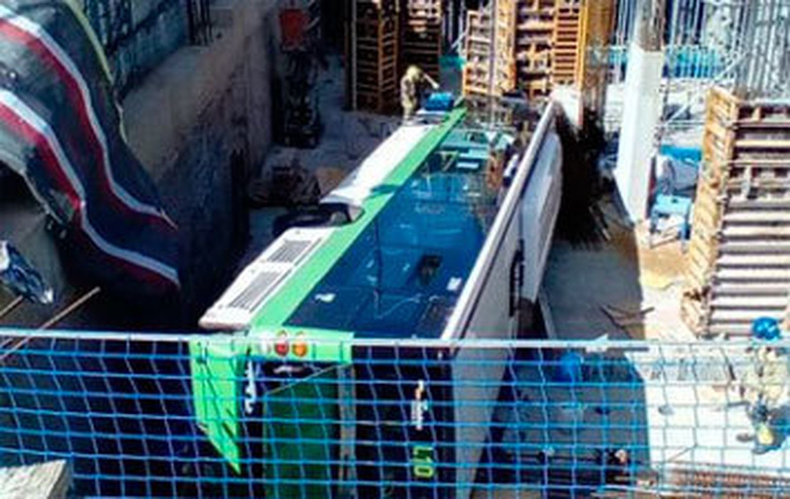 Catorce heridos tras caer un autobús en unas obras de Cornellà (Barcelona)