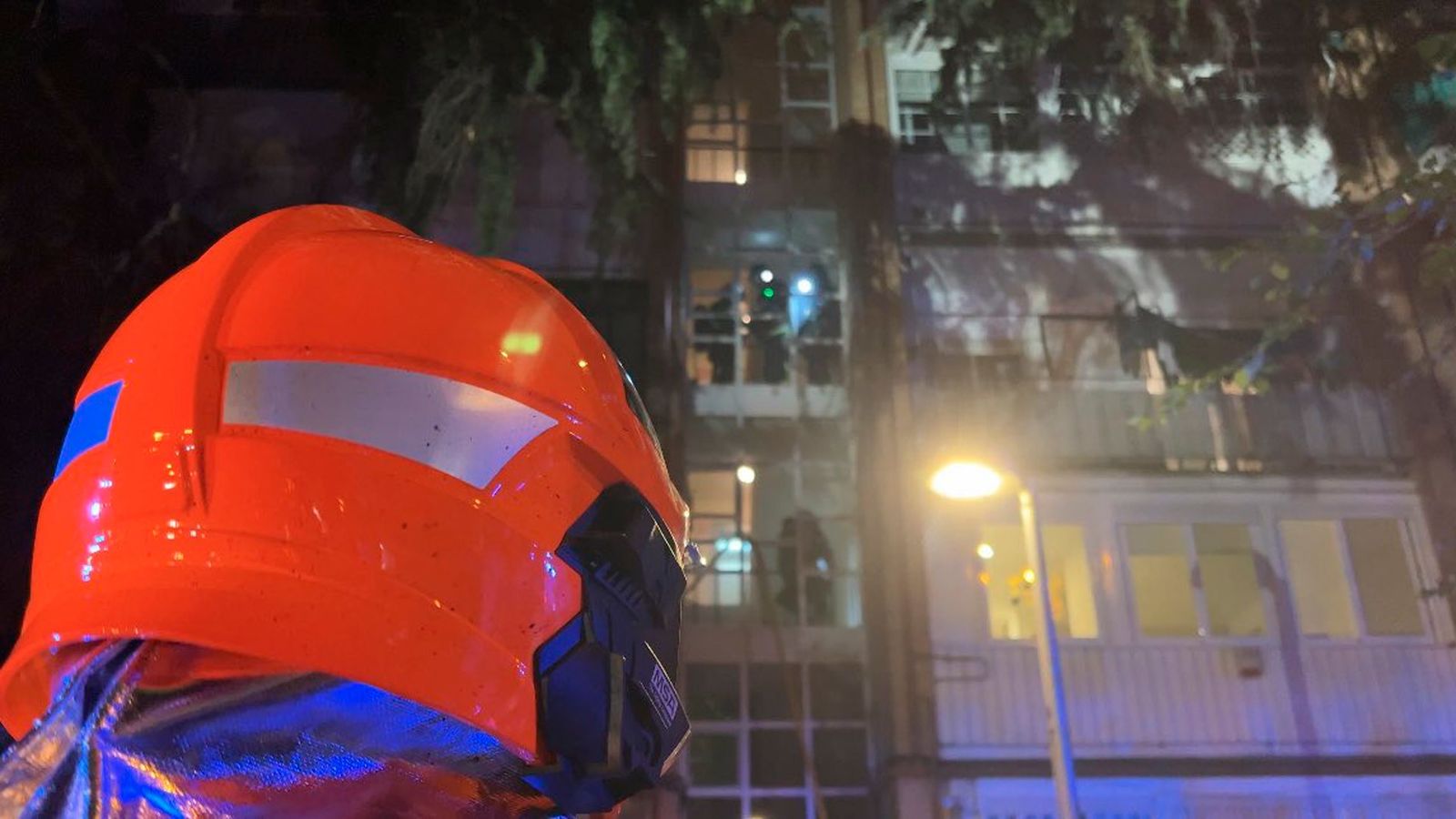 Los bomberos intervienen en el incendio de una vivienda en Ciudad Lineal
