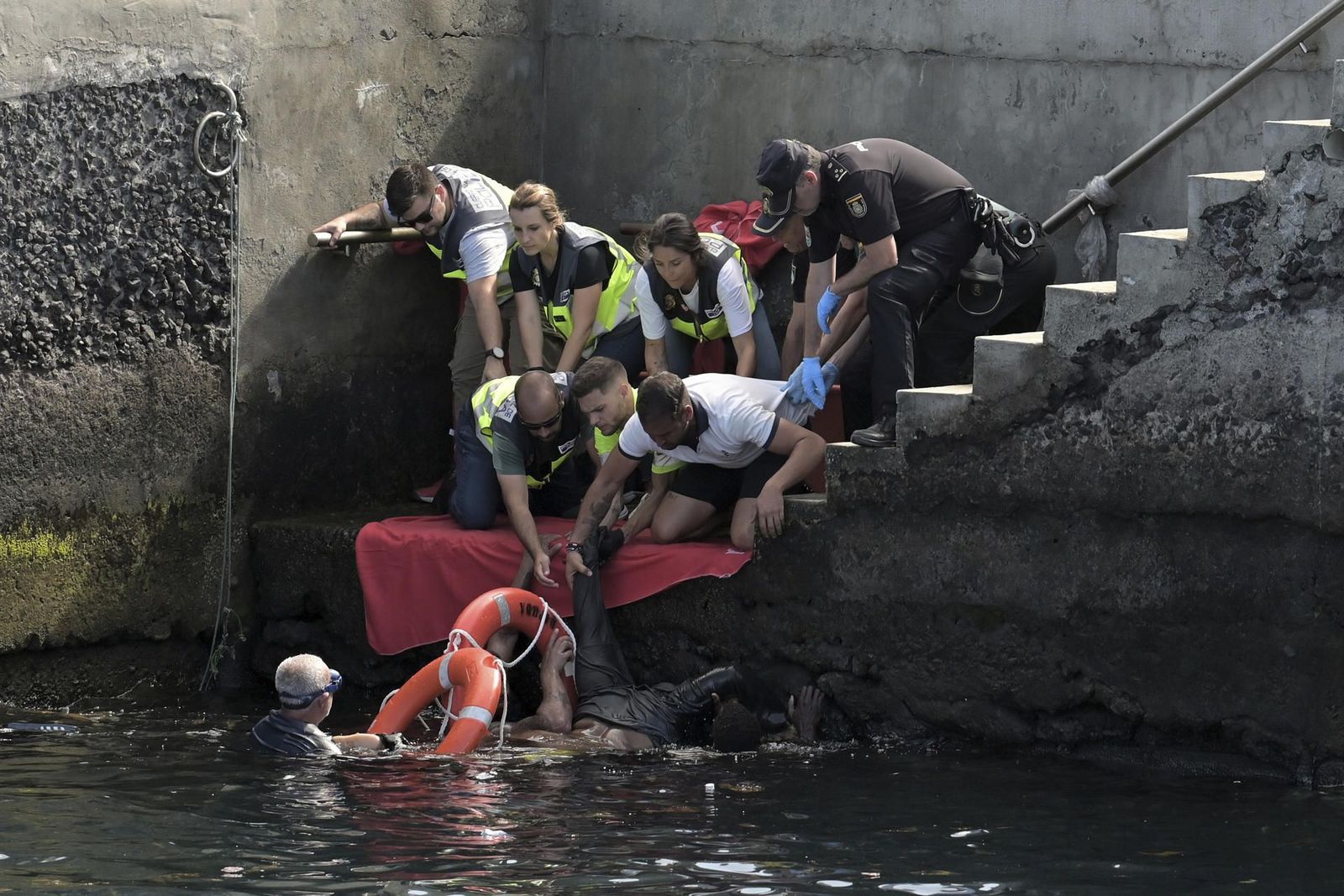 Nueva tragedia en El Hierro: mueren cuatro mujeres y tres niñas al volcar su cayuco en el puerto