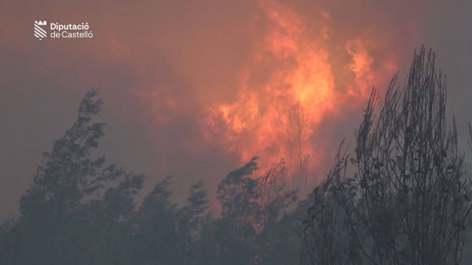 El incendio de Vall d'Uixò (Castellón) afecta a 8.500 hectáreas y sigue activo