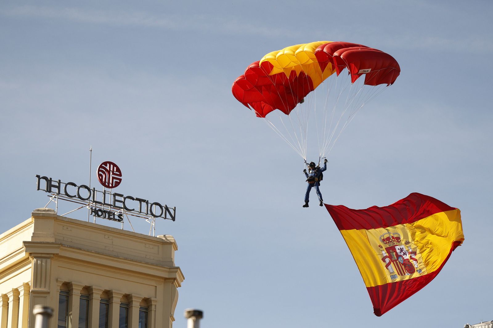 La bandera de España sobre el cielo de Madrid en el desfile del 12 de Octubre