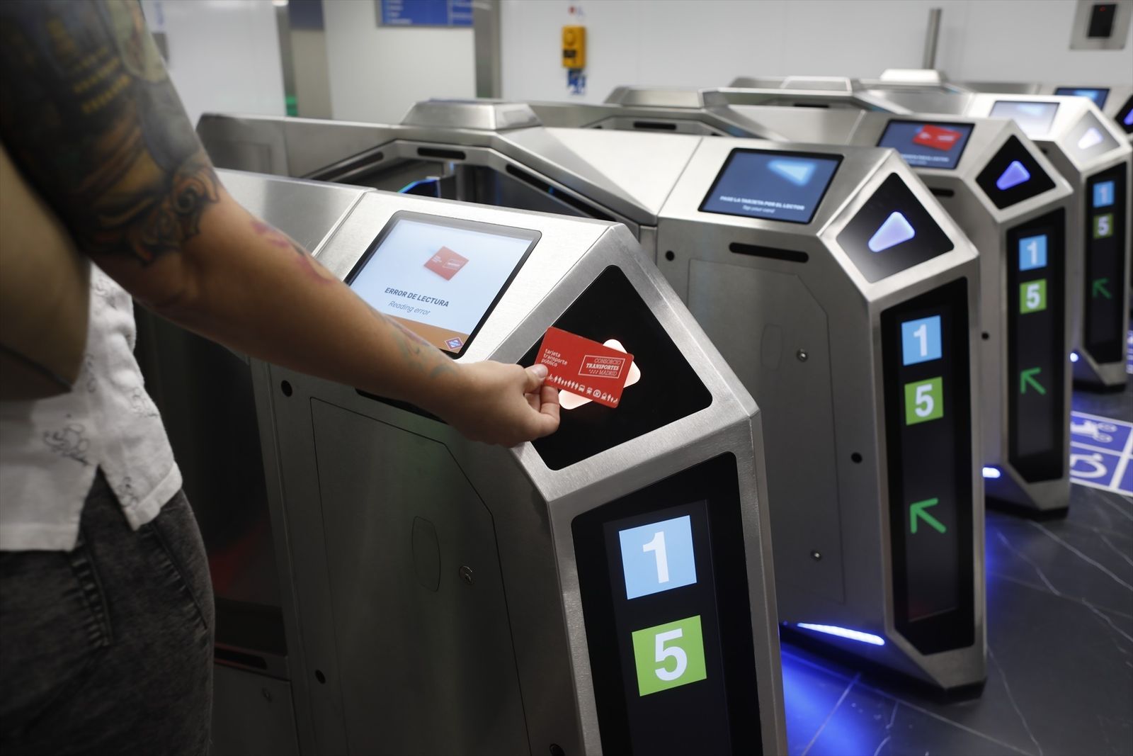 Un viajero valida su billete en la estación de metro de Gran Vía