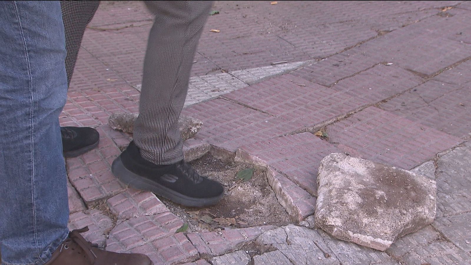 Vecinos del distrito II de Alcalá denuncian el abandono de sus calles