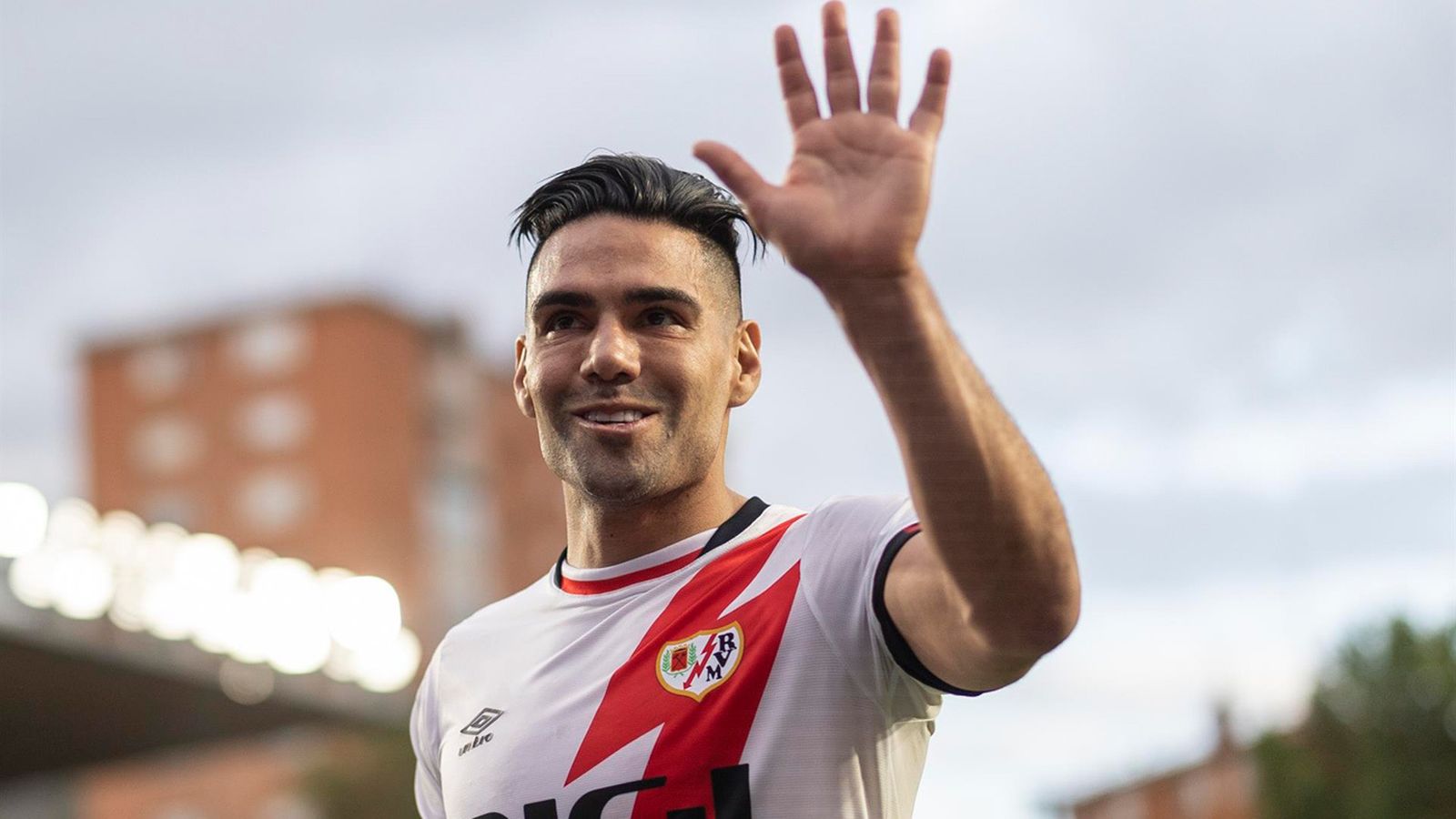 El delantero del Rayo Vallecano Radamel Falcao, al término del partido de Liga en Primera División ante la Real Sociedad disputado este domingo en el estadio de Vallecas