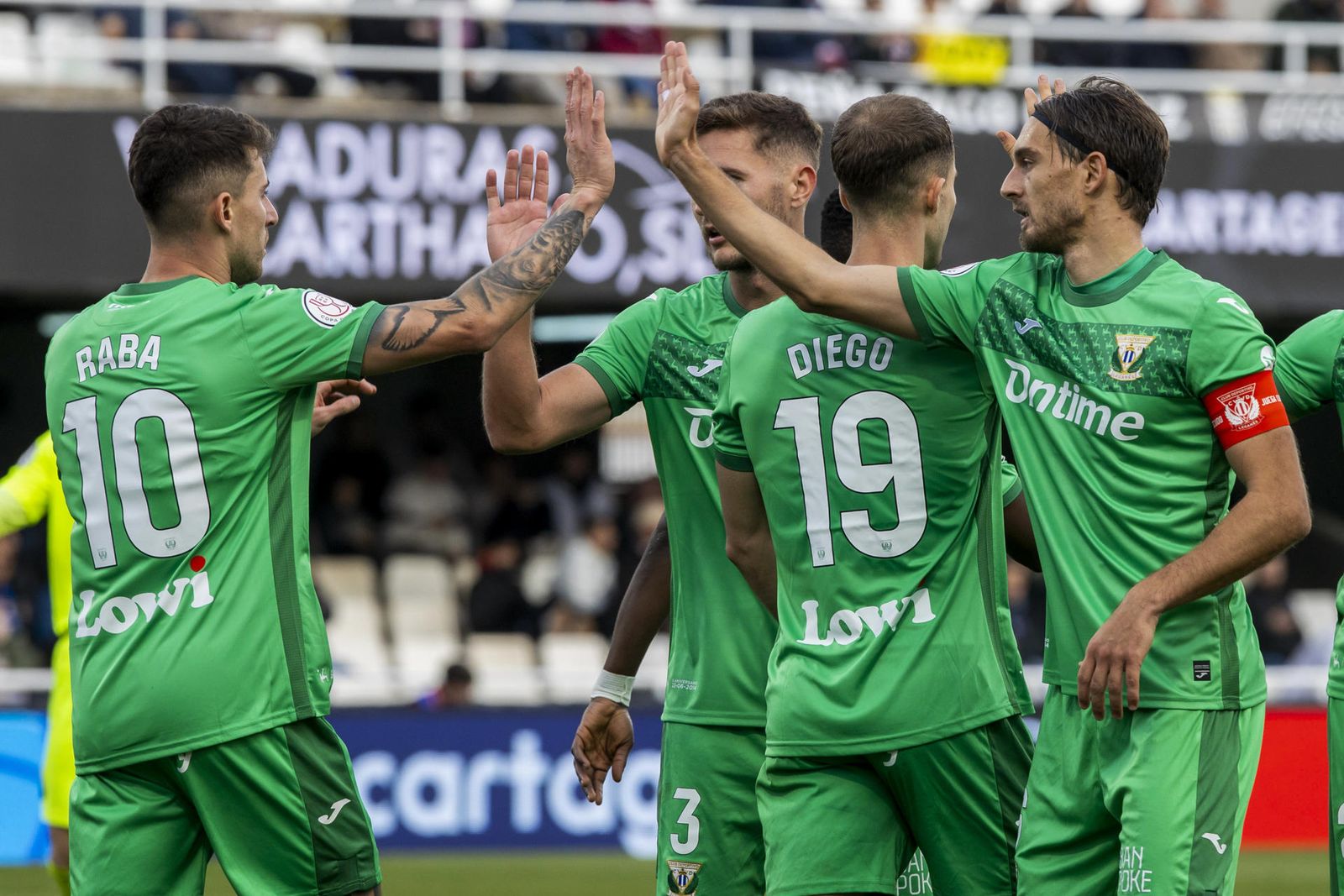 El jugador del C.D Leganés Dani Raba junto a Sergio Gonález , celebran el segundo gol ante el jugador F.C. Cartagena