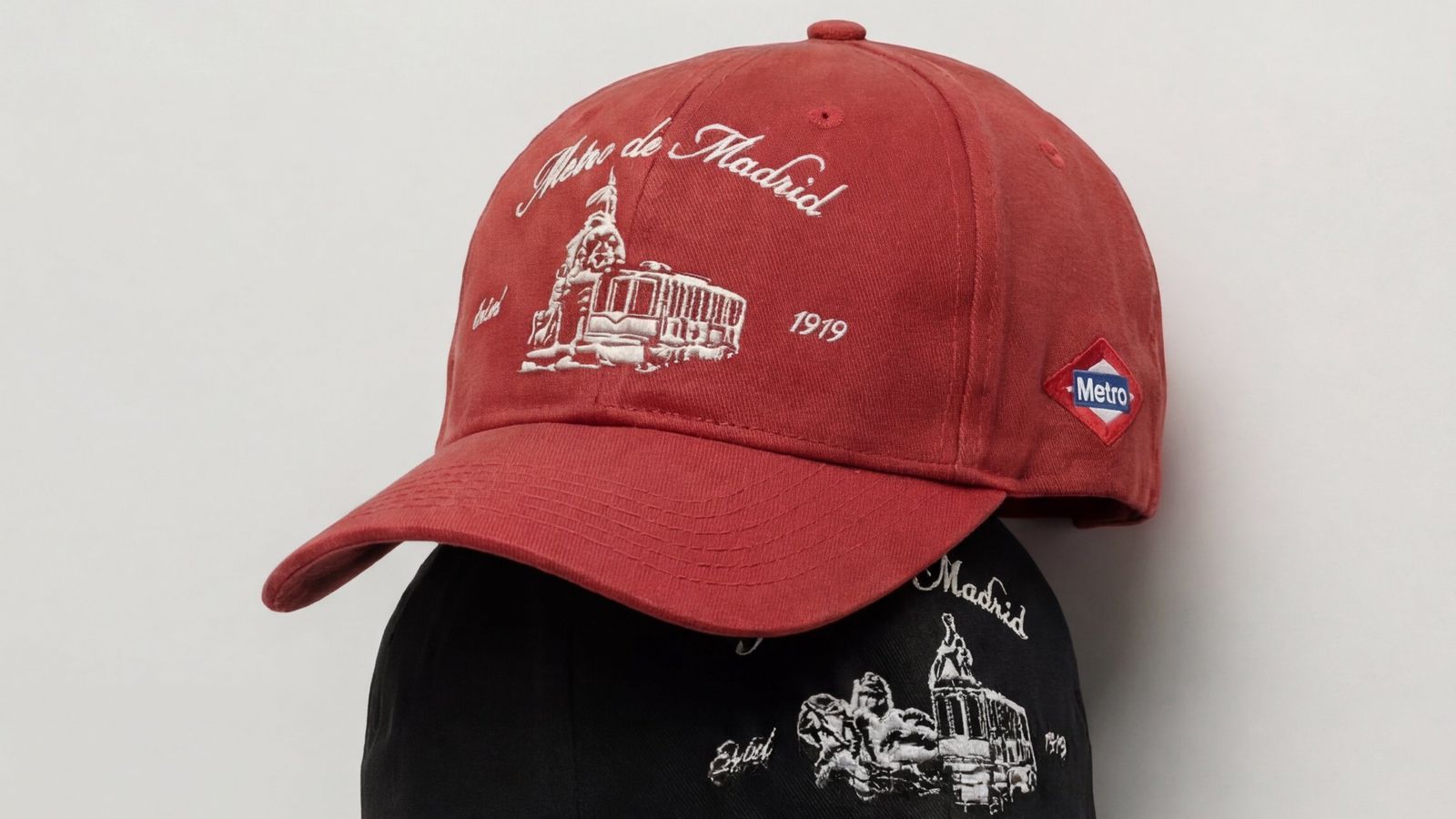 Colección de gorras con símbolos de la capital de Metro de Madrid