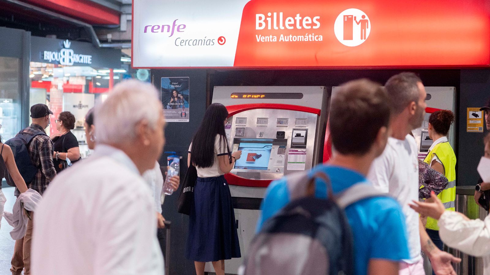 Usuarios en las máquinas expendedoras de billetes de Renfe, en la estación de Atocha