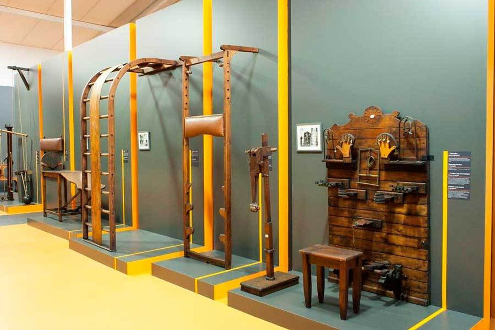 Algunas piezas del gimnasio del s. XIX