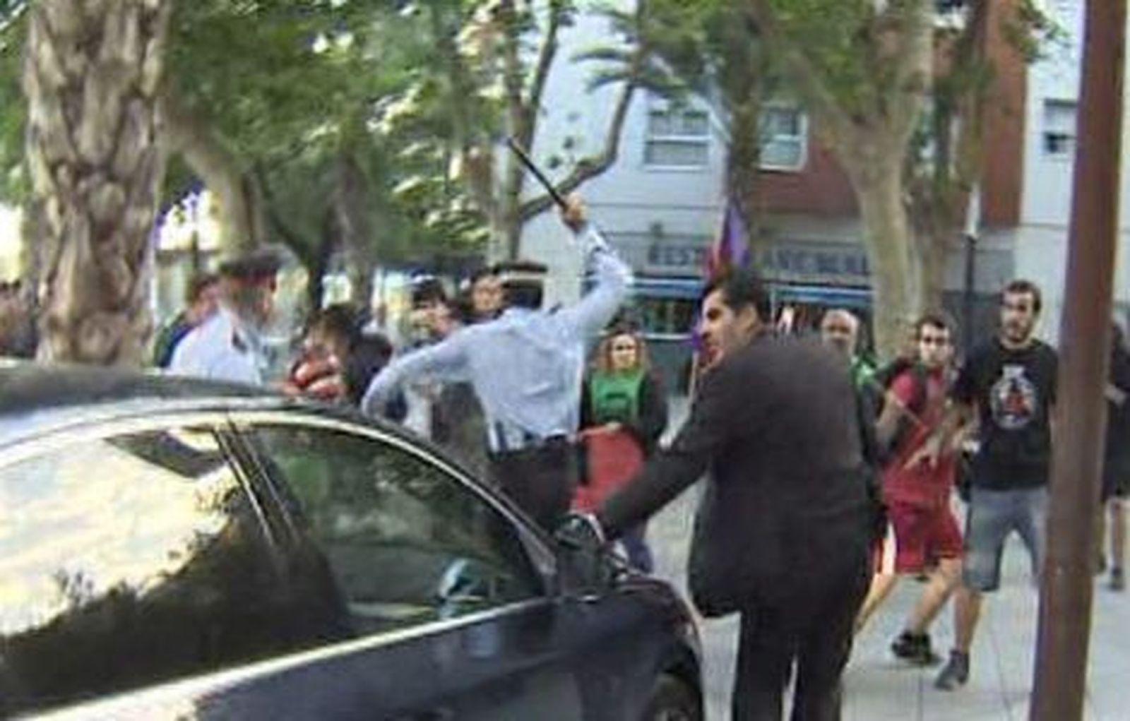 Un detenido y 5 identificados por el ataque al coche de Montoro y Sánchez Camacho
