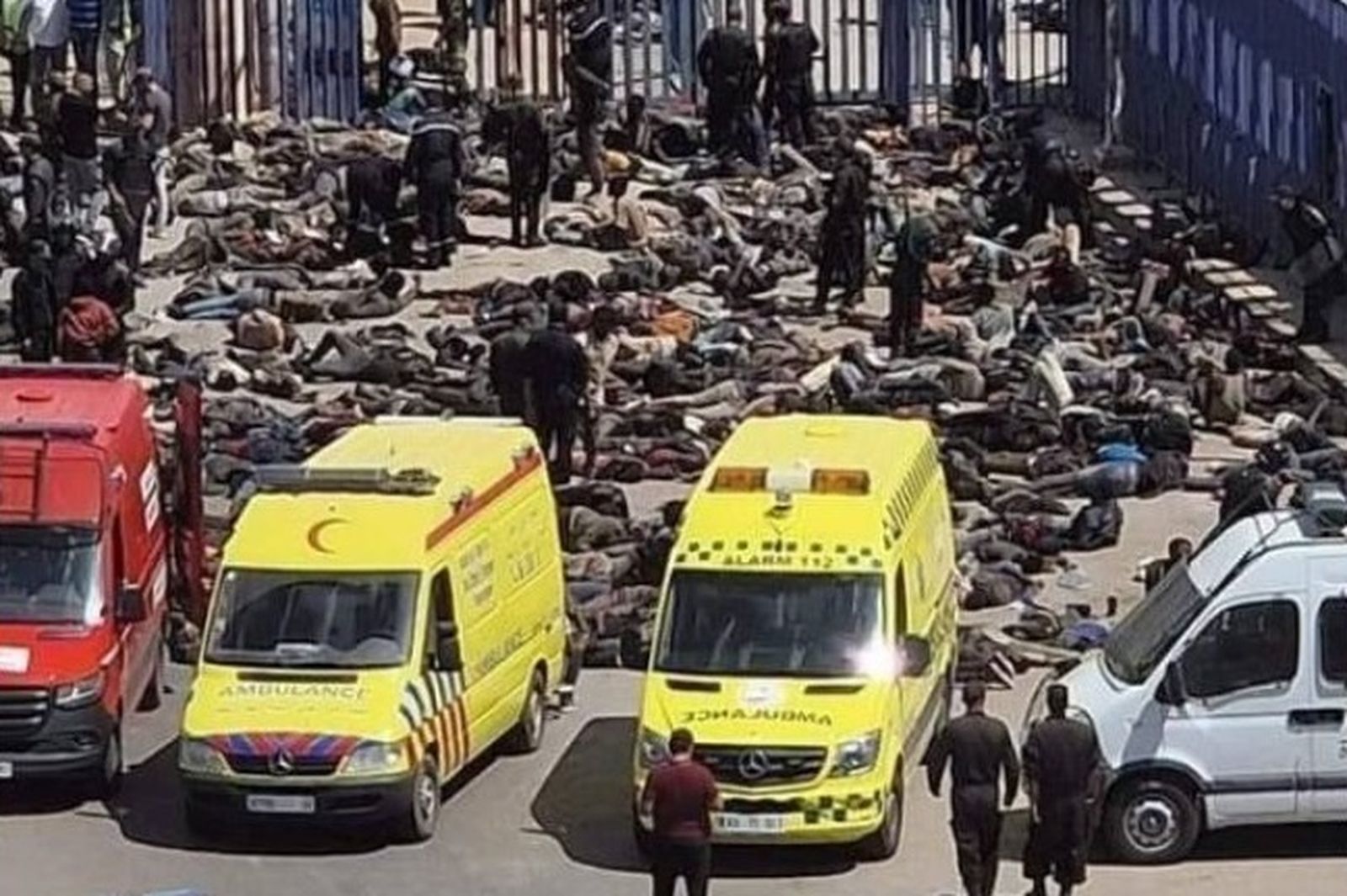 Policías de Marruecos retienen a inmigrantes subsaharianos tras un intento de asalto a la valla de Melilla